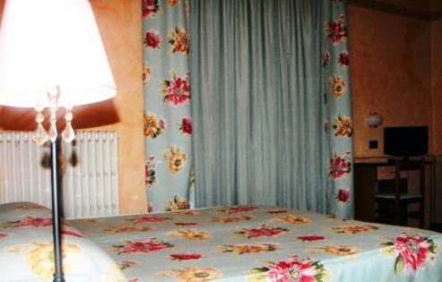 Albergo Sangrila Lanzo Torinese Exterior foto